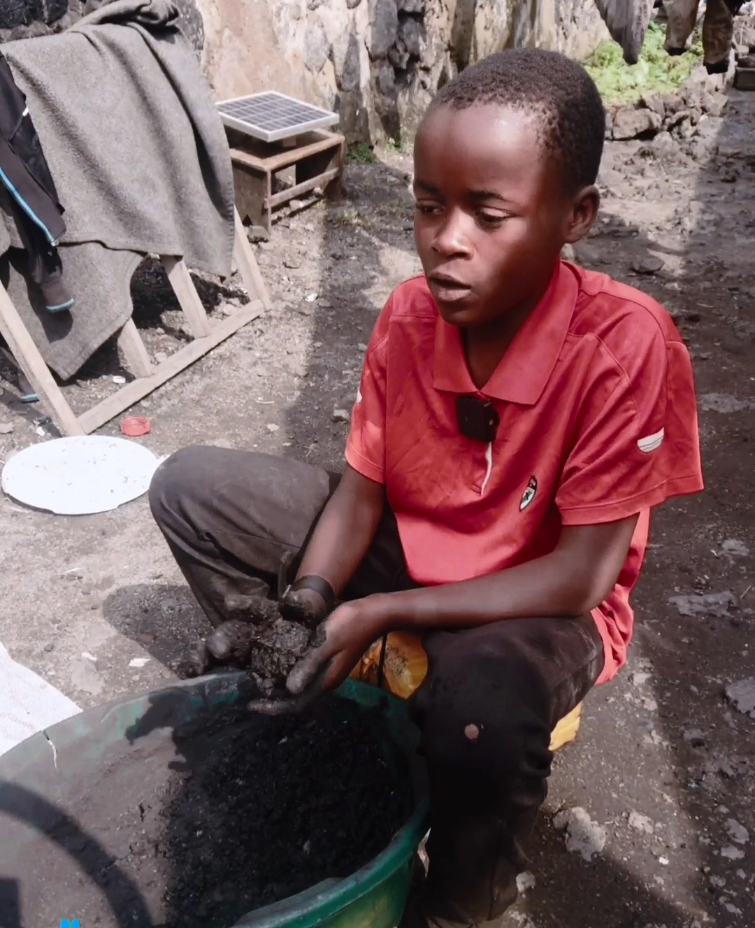 Goma : À 13 ans, Benjamin fabrique des “Bibulé” pour survivre et rêve de retourner à l’école