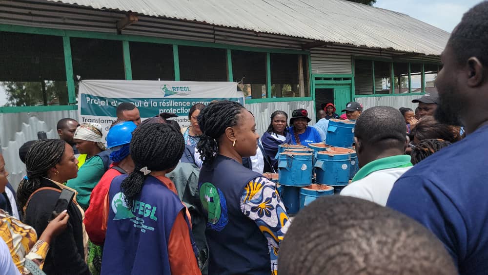 Nyiragongo : des femmes bâtissent leur autonomie en transformant les déchets en énergie verte