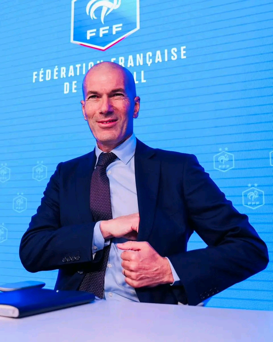 Zinedine Zidane succède à Didier Deschamps à la tête des Bleus
