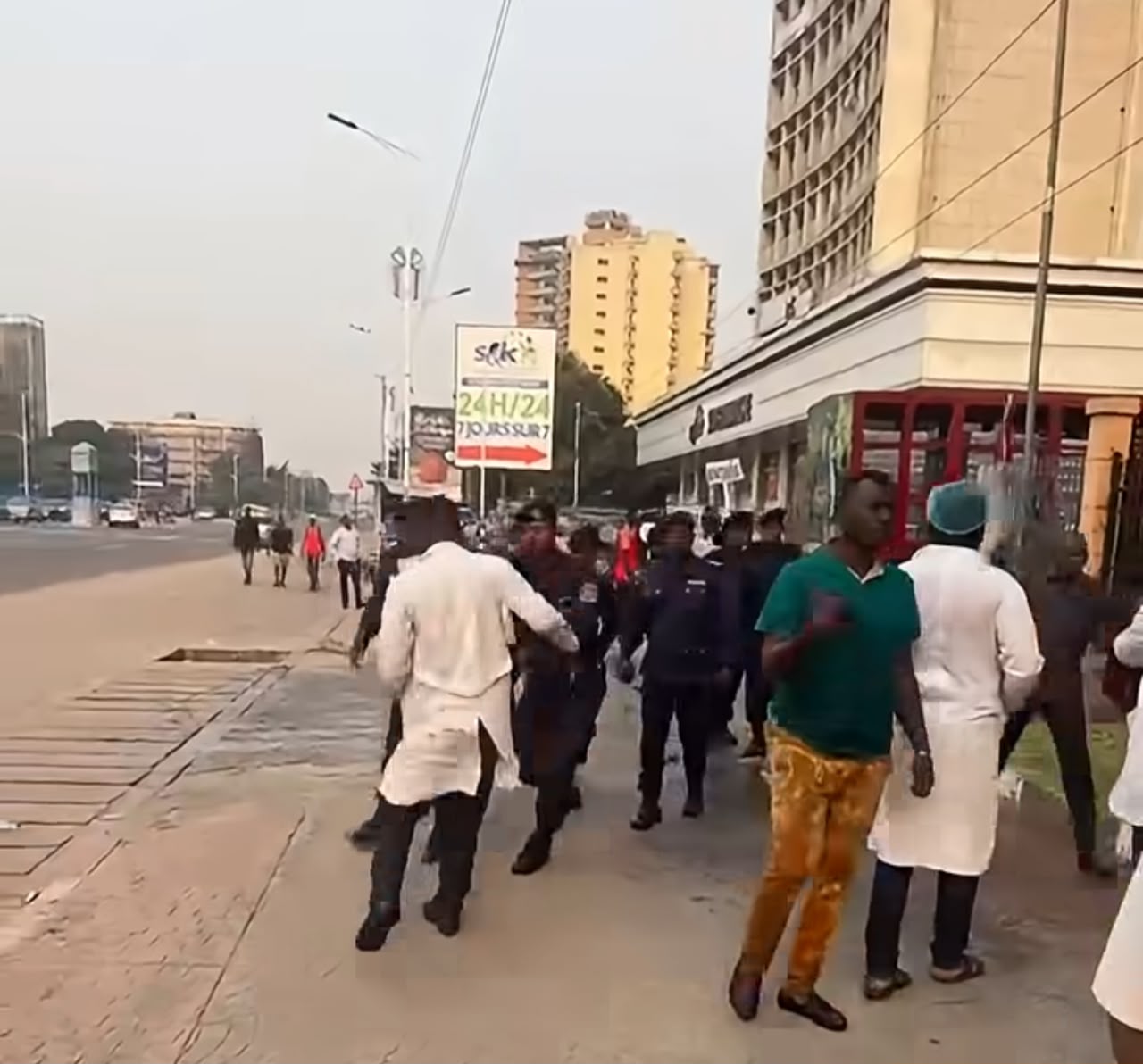 Kinshasa : des médecins dénoncent des violences policières lors d&rsquo;une manifestation pour le paiement de primes impayées
